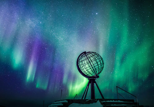 Nordkap-Globus und Nordlicht.
